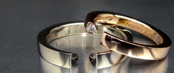 指紋を刻印した結婚指輪
